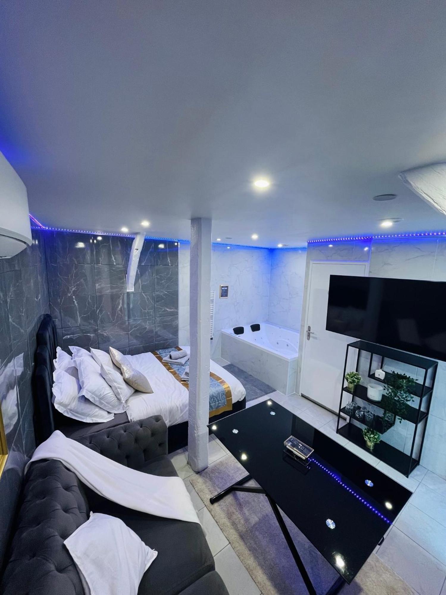 Room & Jacuzzi - Stade De France Saint-Denis  Dış mekan fotoğraf