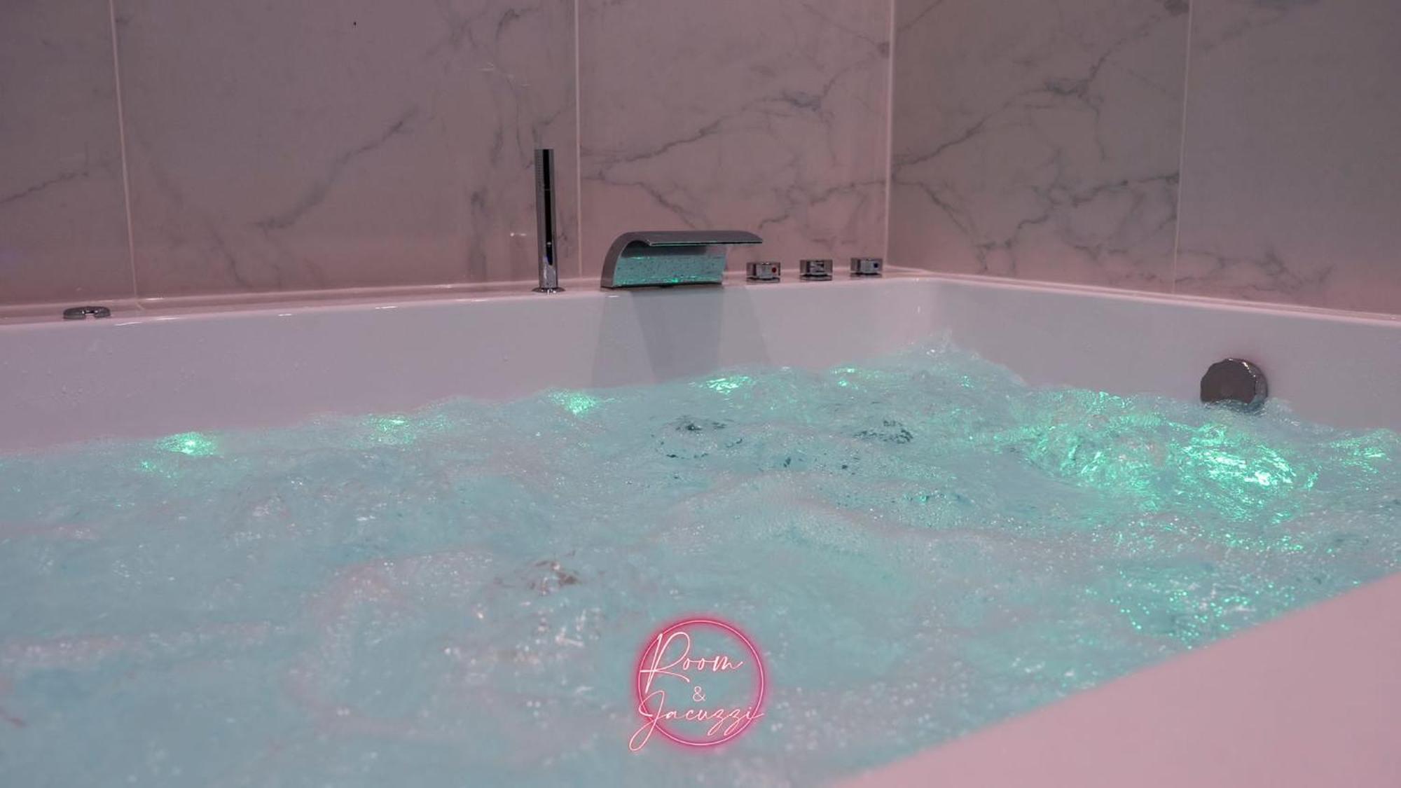 Room & Jacuzzi - Stade De France Saint-Denis  Dış mekan fotoğraf